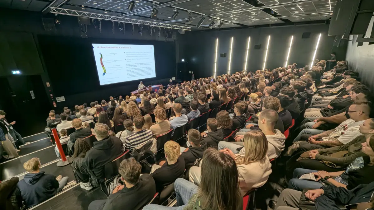 Die Studenten wurden im Hörsaal begrüßt.