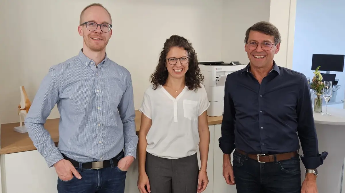 Bürgermeister Bruno Metz (rechts) wünschte den beiden Ärzten Stefanie Beck und Norbert Stahr alles Gute zum Start.