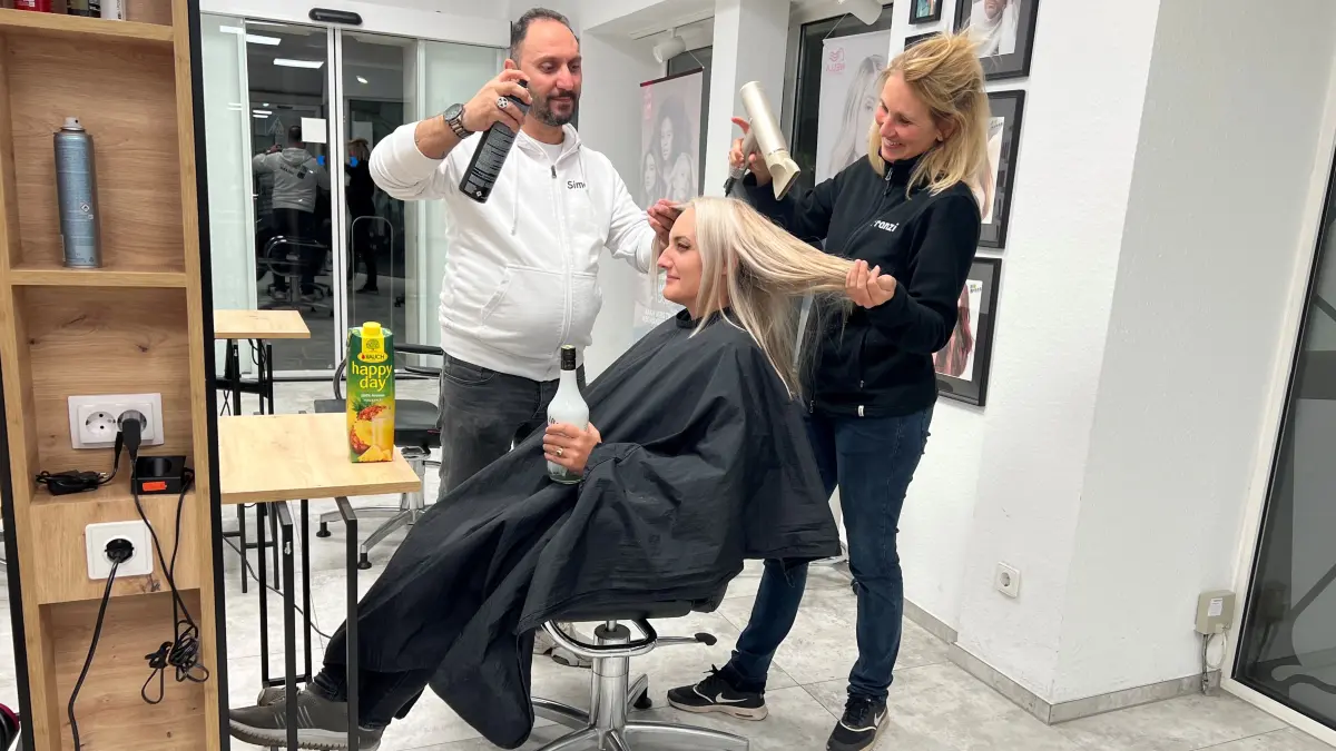 Auch ein neuer Haarschnitt war während der langen Einkaufsnacht möglich. Viele Geschäfte in Altensteig boten spezielle Aktionen an.
