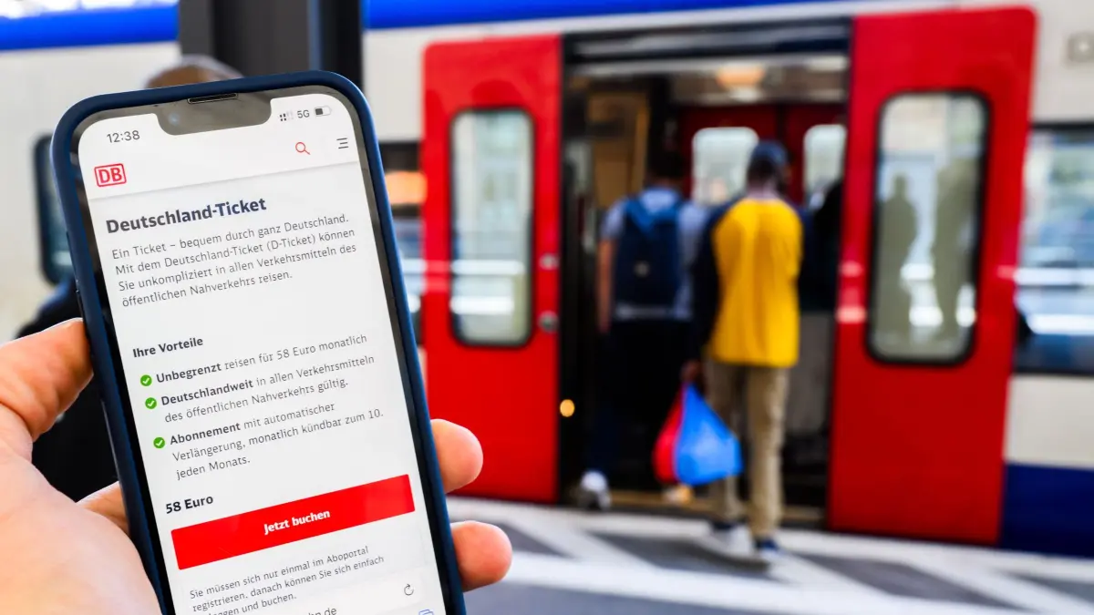 Deutschlandticket: ARCHIV - 12.06.2025, Niedersachsen, Hannover: Eine Information zum Kauf des Deutschlandtickets ist auf dem Display eines Smartphones zu sehen. (zu dpa: «Deutschlandticket kostet ab Januar 66,80 Euro») Foto: Julian Stratenschulte/dpa +++ dpa-Bildfunk +++