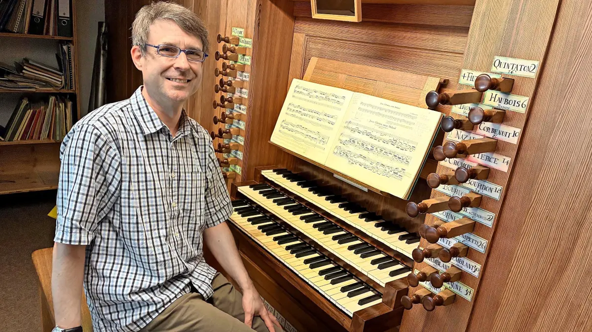 Kantor Andreas Rütschlin ist begeistert von der Remy Mahler-Orgel.Elisabeth Winkelmann-Klingsporn