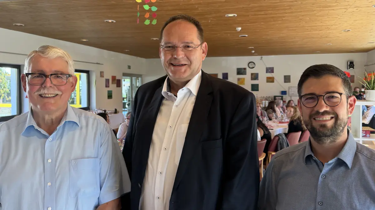 Hans-Joachim Häring, Vorsitzender des Caritasvereins Zollern (links) verabschiedet Interimsgeschäftsführer Hartmut von Schöning (Mitte) und den Nachfolger Sebastian Metzger.