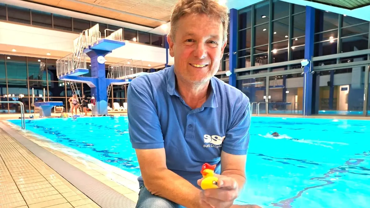 Quitsche-Ente, Teilnehmerin des 12-Stunden-Rennens anlässlich des 75 Jahre-Jubiläums des Schwimmm- und Skiclubs in den Händen des SSC-Vorsitzenden Volker Weiss