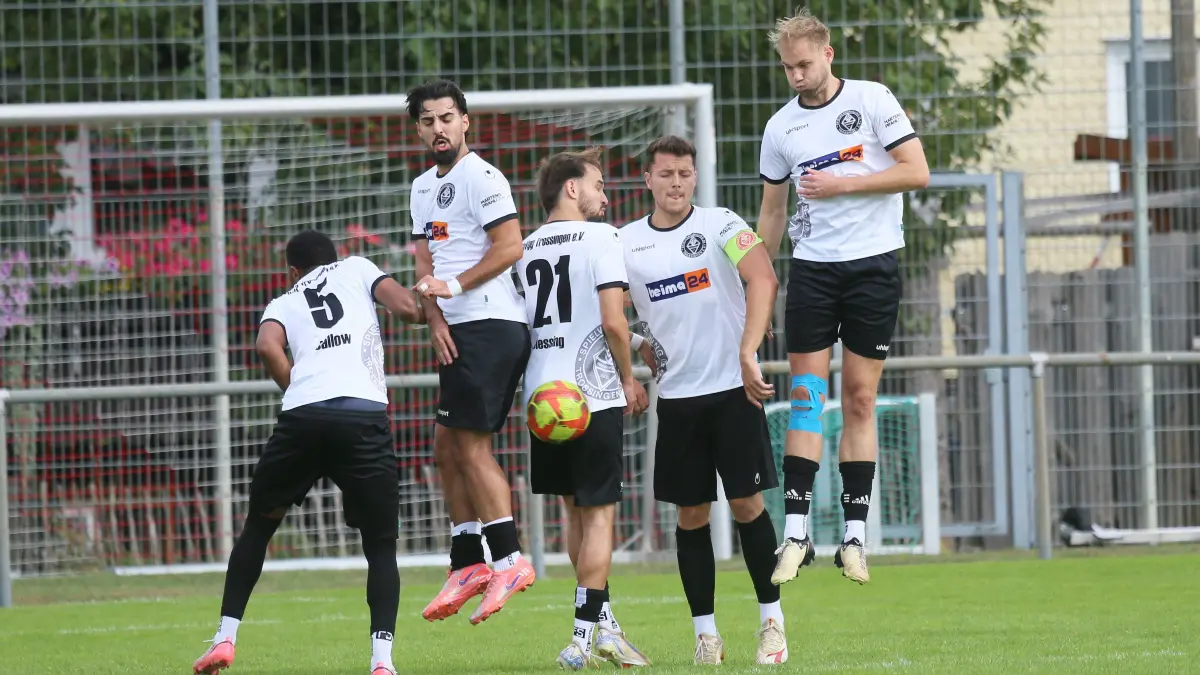 Auf die Spieler der SpVgg Trossingen kommt bei Titelverteidiger SV Dotternhausen eine schwere Aufgabe zu.