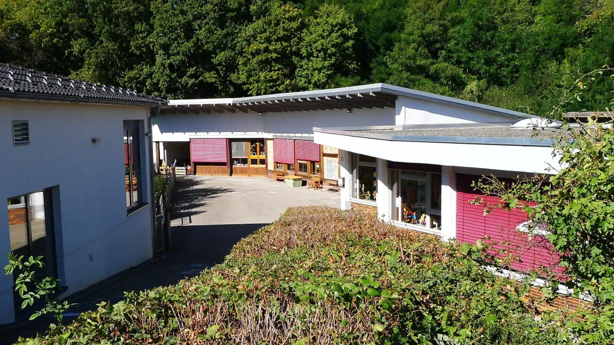 Im Pfarrtal in Stetten wird das alte Bestandsgebäude der städtischen Kita mit Pultdach abgebrochen und durch einen Neubau ersetzt. Die Flachdachgebäude, in denen zwei Gruppen der KBF untergebracht sind, werden von der KBF kernsaniert.
