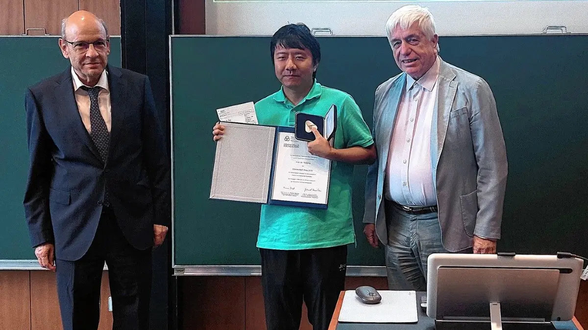 Bei der Verleihung des Oberwolfach-Preises (von links): Thomas Peternell, Yu Deng und Gerhard Huisken.