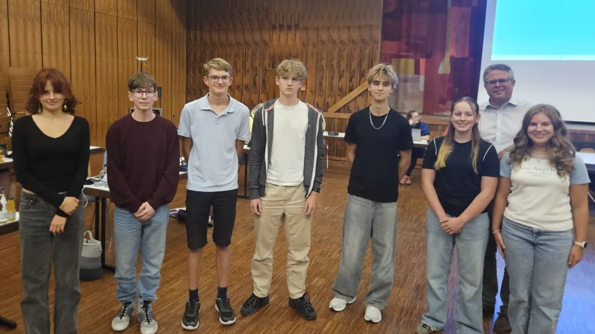 Kleine Feierstunde im Gemeinderat: Bürgermeister Tobias Benz (hinten) vereidigte die neuen JuPa-Mitglieder Sophie Schürings, Marielène Rombach, Nuri Doruk Baltacioglu, Theo Malitzke und Maxim Vogelsang und verabschiedete Marc-Oliver-Währer und Laura Vogelsang (von rechts).