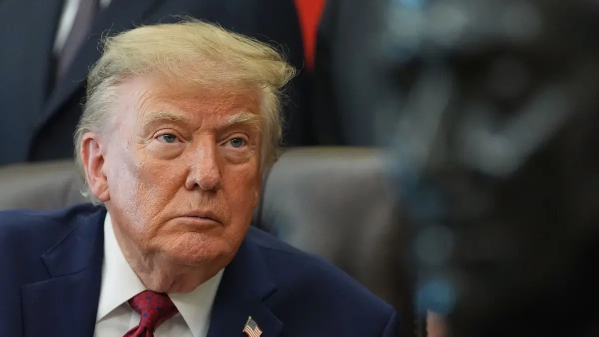 US-Präsident Trump: 30.09.2026, USA, Washington: US-Präsident Donald Trump hört sich im Oval Office des Weißen Hauses eine Frage eines Reporters an. Foto: Alex Brandon/AP/dpa +++ dpa-Bildfunk +++