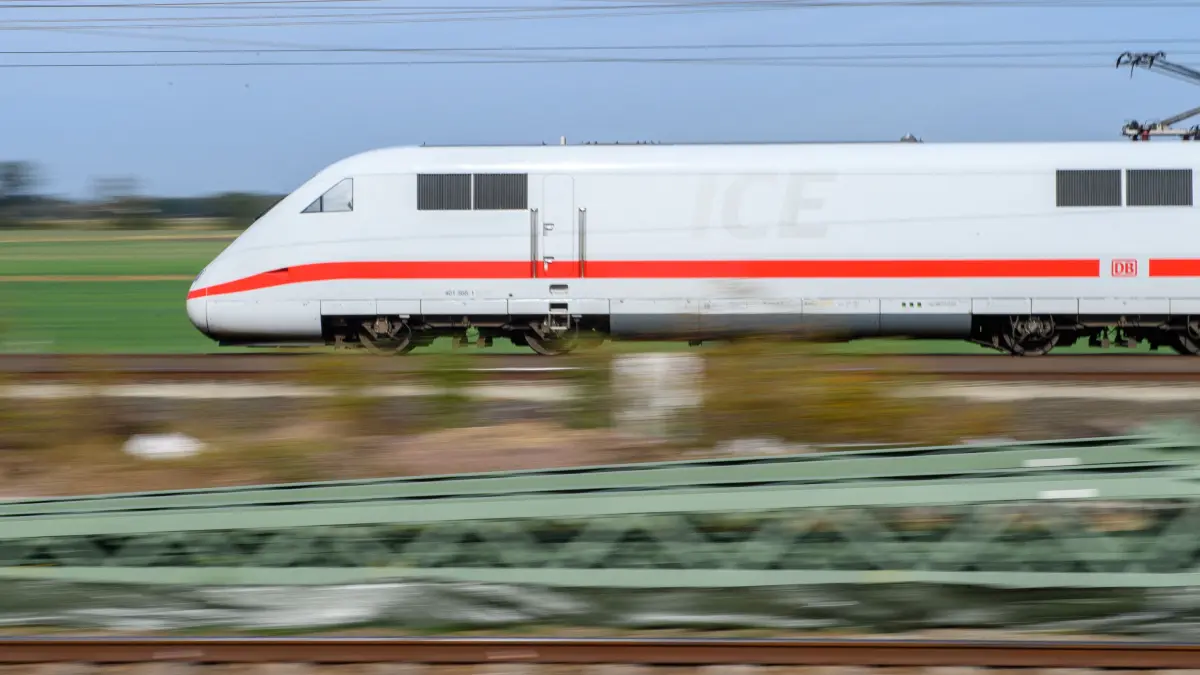 Die DB InfraGO arbeitet am Ausbau der Strecke und abschnittsweise an Oberleitung, Weichen und Gleisen.