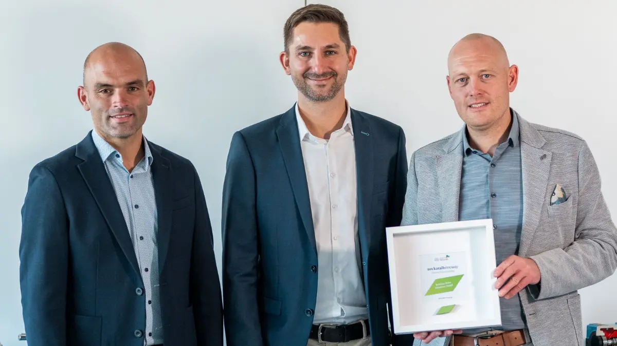 Die Kampagne "Neckar-Alb-Innoway" widmet sich Unternehmen in den Landkreisen Tübingen, Reutlingen und Zollernalb, die an der Mobilität von morgen arbeiten. Zu Gast war die Tour der Kampagne jüngst bei Rehfüss Drive Solutions in Albstadt. Das Foto zeigt Tobias Pfister (Rehfuss Drive Solutions GmbH, von links), Fabian Kolb (Standortagentur Neckar-Alb) und Michael Pfister (Rehfuss Drive Solutions GmbH).