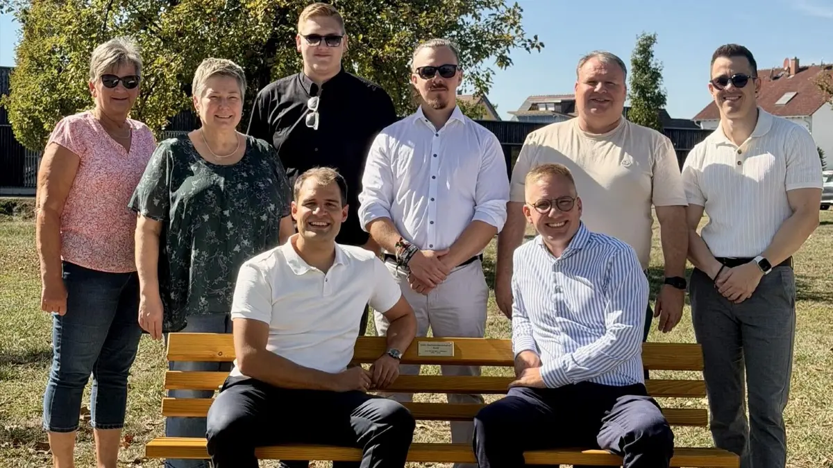 Der CDU-Ortsverband spendete der Gemeinde anlässlich zum 80-Jährigen eine neue Sitzbank. Bürgermeister Kai-Achim Klare (rechts) nahm bereits darauf Platz.