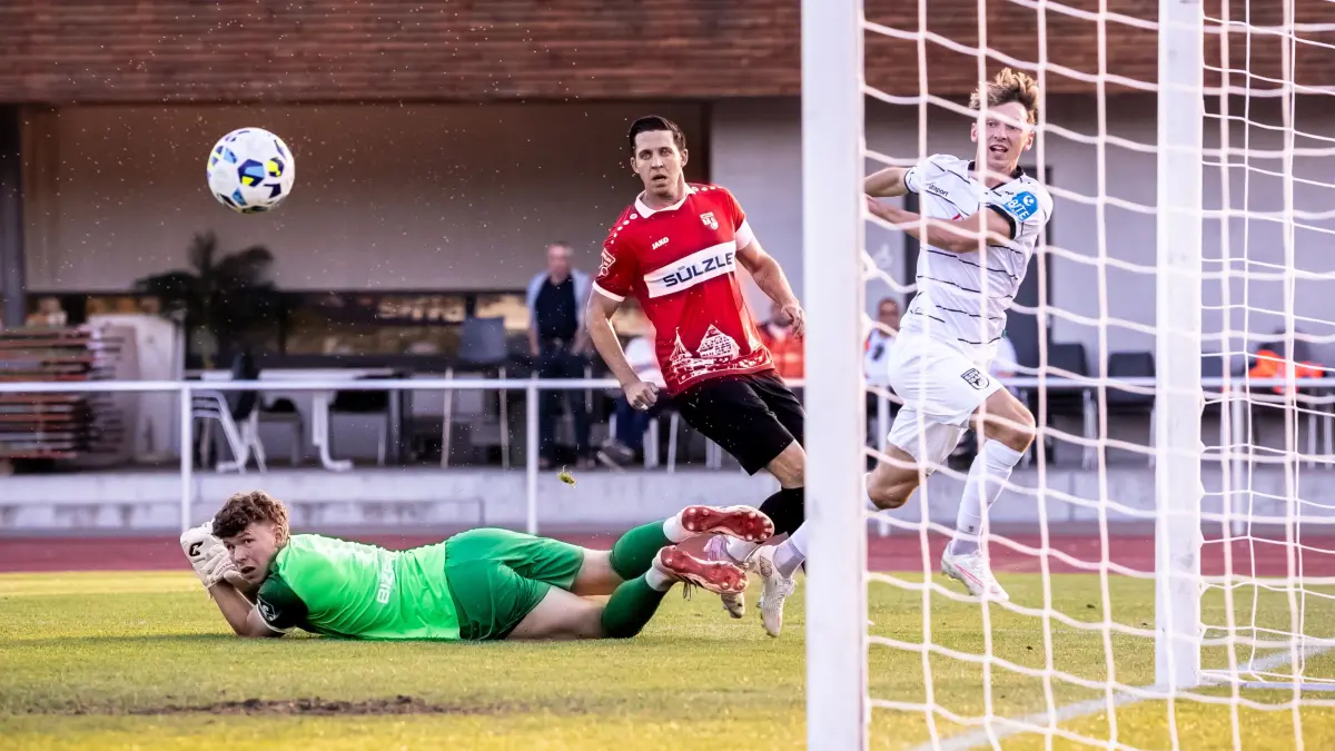 TSG Balingen vs. SSV Ulm 1846 Fußball, Fussball, Landespokal, WFV-Pokal, Achtelfinale, BIZERBA ARENA Balingen 30.09.26: Großchance Benjamin Goller (re, SSV Ulm 1846 Fußball, #07) vorbei an Louis Potye (li, TSG Balingen Fussball, #1) knapp vorbei am Tor.
TSG Balingen vs. SSV Ulm 1846 Fußball, Fussball, Landespokal, WFV-Pokal, Achtelfinale, BIZERBA ARENA Balingen 30.09.26
Foto: Eibner-Pressefoto/Lucca Fundel