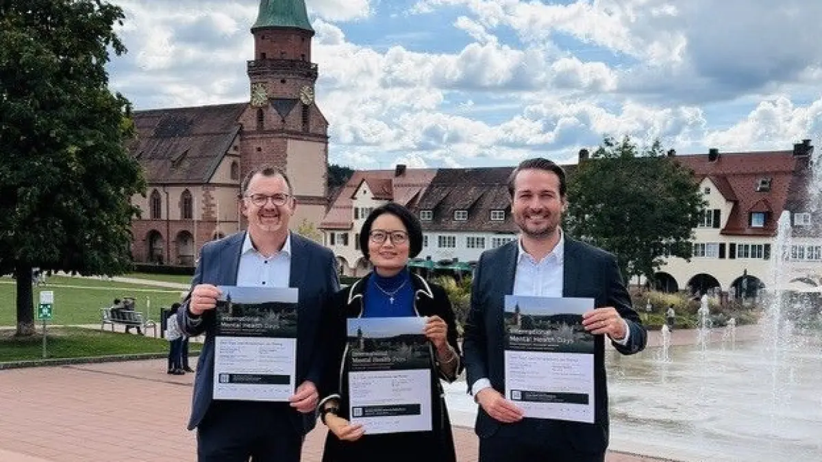 (v.l.n.r.) Landrat Andreas Junt, Dr. Fei Hong - Initiatorin und Gründungspräsidentin, International Mental Health Network for Expatriates e.V., Oberbürgermeister Adrian Sonder