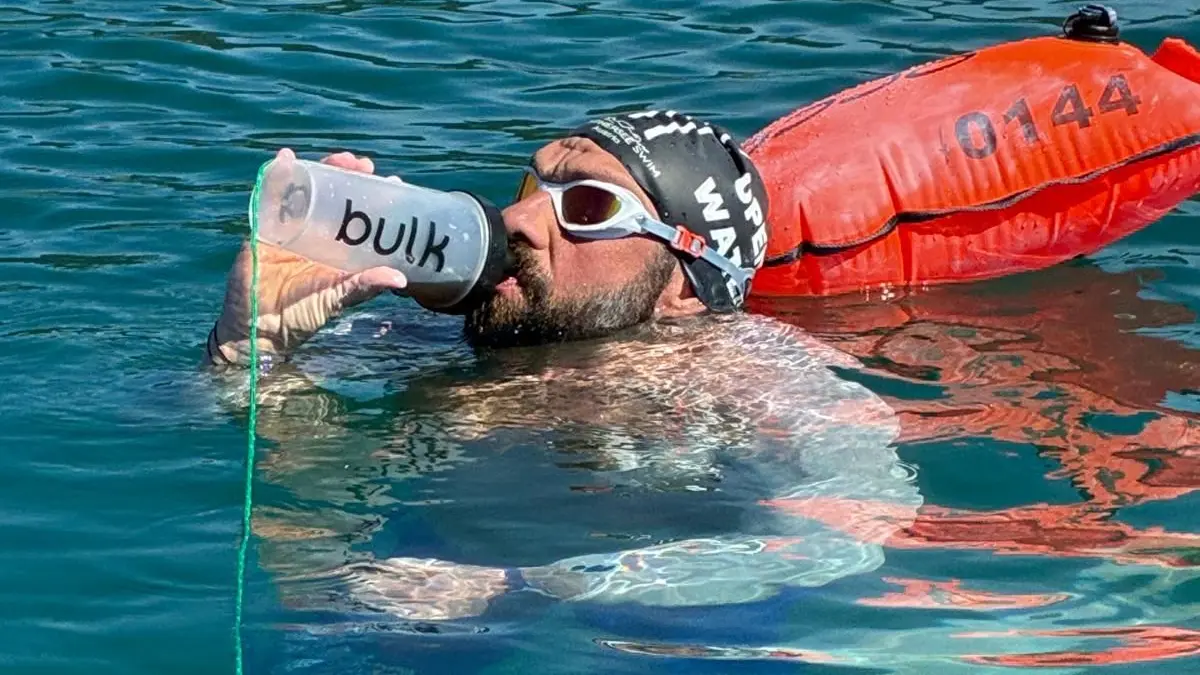 Nur für kurze Trinkpausen unterbrach Sven Endlicher das 34 Kilometer lange Schwimmen durch den Wörthersee. Seine Füße durften dabei nicht den Boden berühren.