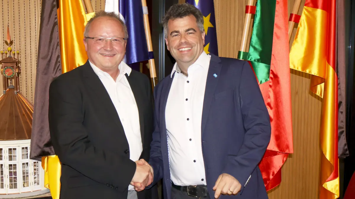 Der neue Bad Liebenzeller Bürgermeister Sebastian Kopp (rechts) dankte Andreas Hölzlberger für desen Wirken als "interner Verwaltungsleiter". Seit Juli 2025 ist der frühere Haiterbacher Bürgermeister in Bad Liebenzell tätig gewesen.