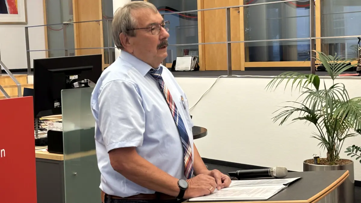 Peter Kiefer, Vorsitzender des Seniorenbeirats, bei der Eröffnung der Ausstellung über die Kapelle Maria Frieden in der Sparkasse Zell