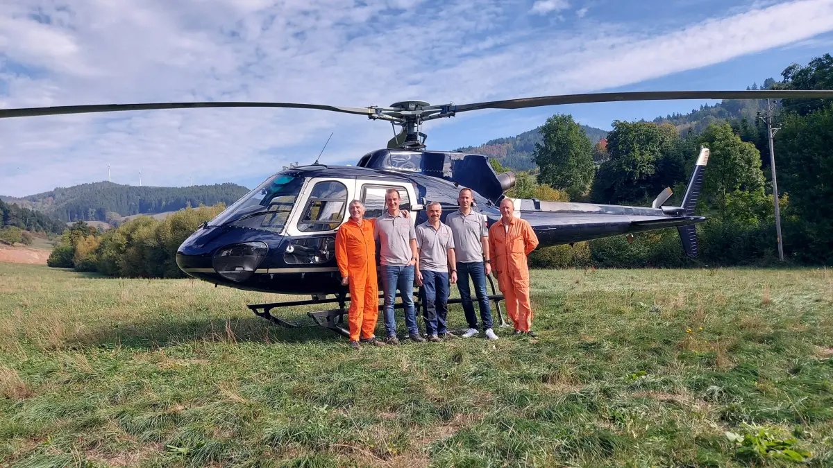 Pilot Pierre Brehm (von links), der technische Geschäftsführer der E-Werke Mittelbaden Matthias Heck, Bernd Maier (Leiter Bezirksstelle Süd der E-Werke) Manuel Armbruster (Leiter Bezirksstelle Süd) und Thermorgraf Daniel Isch fliegen drei Wochen lang Stromleitungen im Kinzigtal ab.