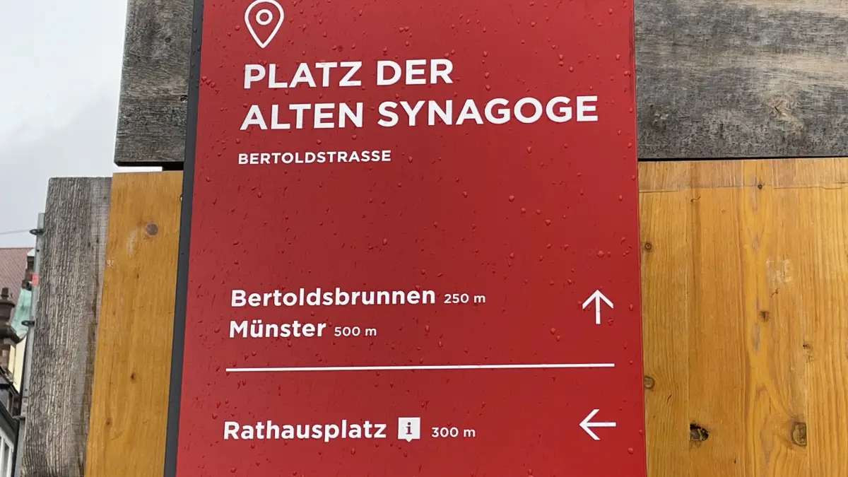 EIn Lkw hat eine Steele auf dem Platz der Alten Synagoge umgefahren. (Symbolfoto)