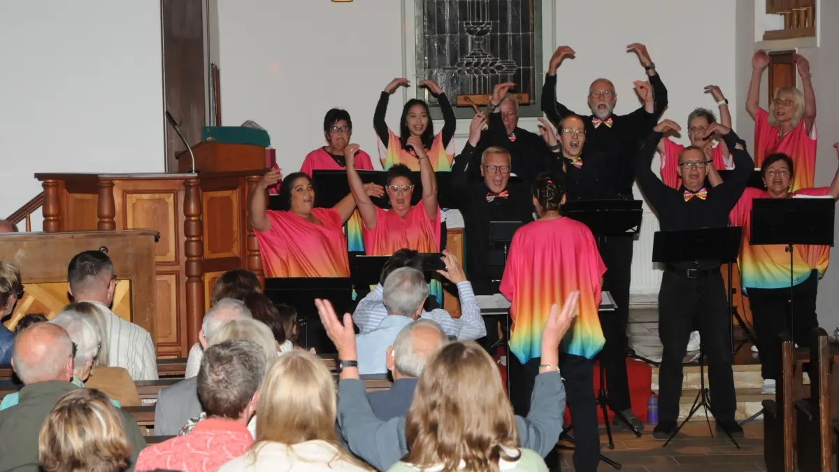 Der Popchor vom MGV in der evangelischen Kirche in Lauterbach stellt sich die Welt ohne Religionen vor.