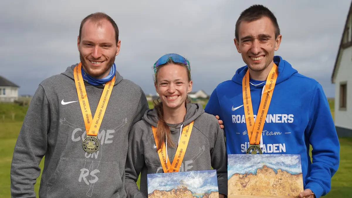 Die Roadrunners Patrick Brucker, Natalie Wangler und Jonas Müller (von links) nach dem 3-Islands-Marathon in Schottland