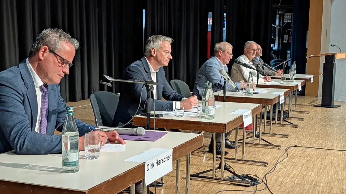 Die Kandidaten auf dem Podium (von links): Dirk Harscher, Thomas Kuri, Moderator Matthias Zeller und Simon Richers