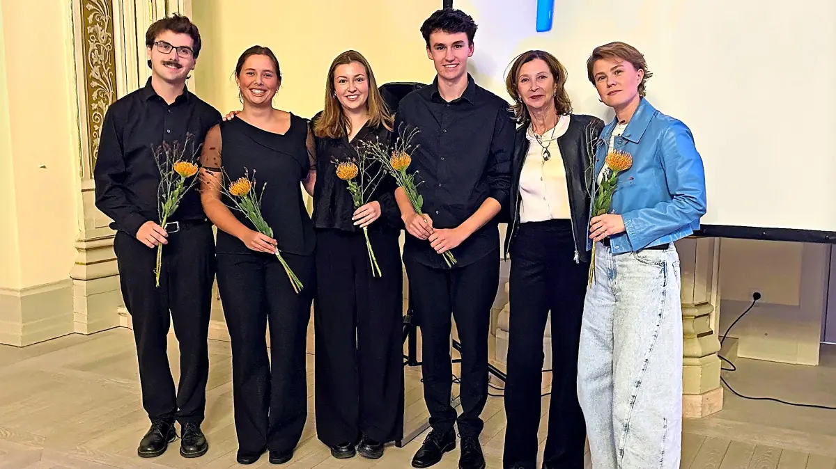 Aaron Döling (von links), Marilena Riek, Charlotte Kawohl, Gabor Mscisz, Anne Schewe und Sophia Emmerich im Spiegelsaal des Museums.