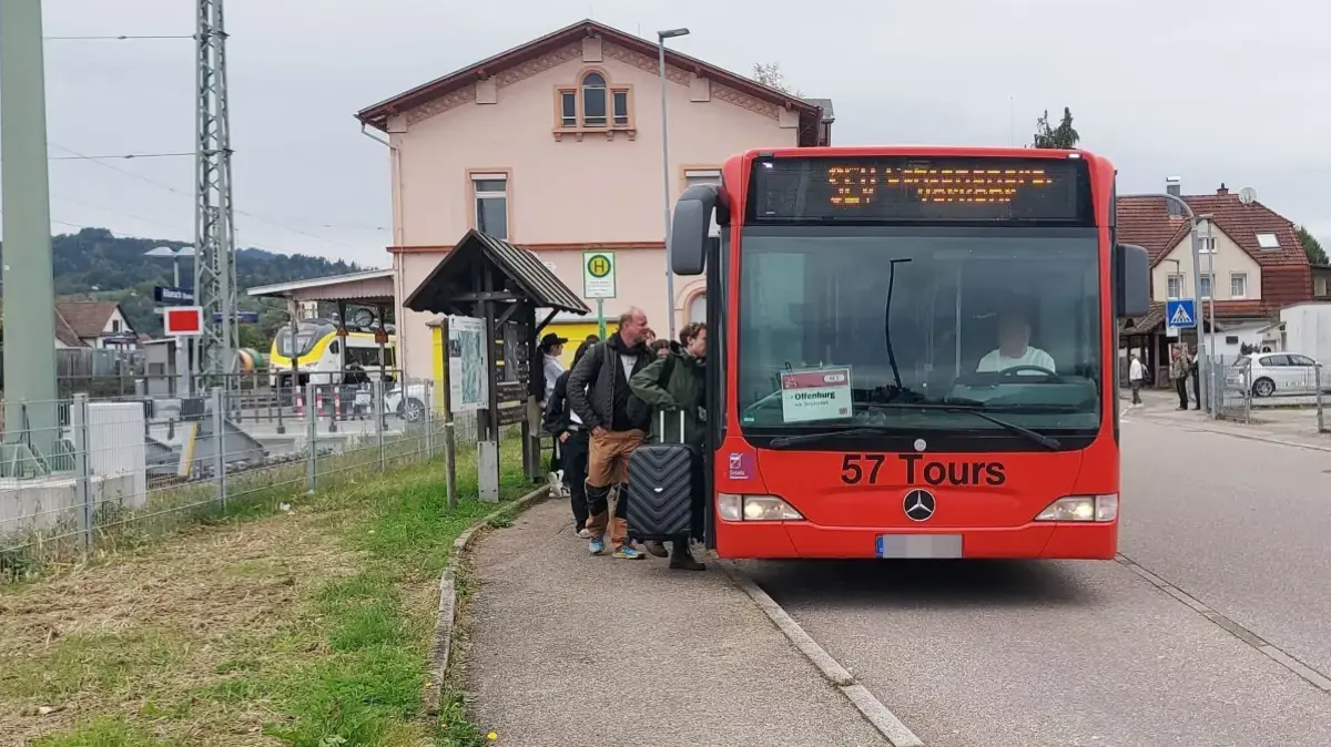 Für Pendler werden Ersatzbusse - wie hier am Biberacher Bahnhof - eingerichtet.