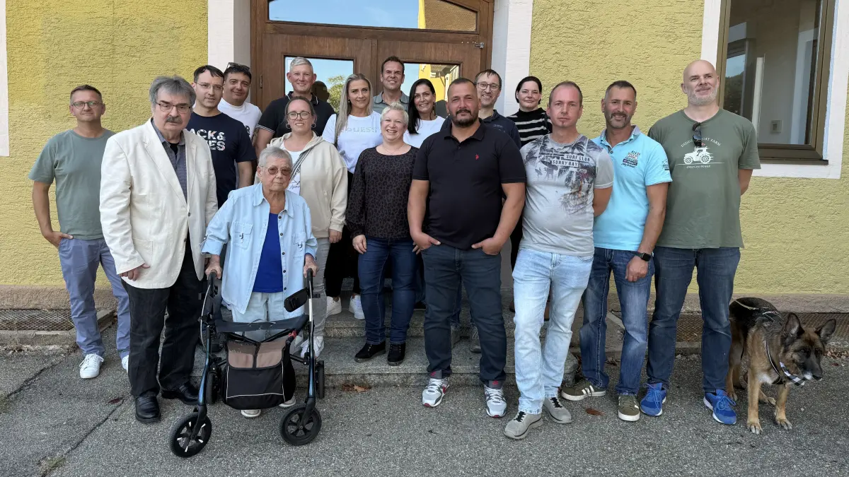 Robert Bornhäuser, der damalige Rektor der Viktor-von-Scheffel-Schule, und die Klassenlehrerin Johanna Zorbach begleiten ihre ehemaligen Schüler aus dem Jahrgang 1988 bei ihrem Klassentreffen.