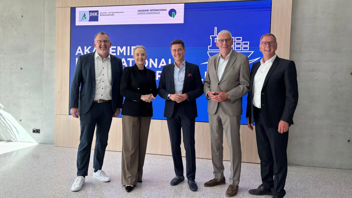 Andreas Junt, Landrat Kreis Freudenstadt und Vorsitzender der WFG-Gesellschafterversammlung (von links), Tanja Traub, Hauptgeschäftsführerin Industrie- und Handelskammer Nordschwarzwald, Dejan Micic, Wirtschaftsförderer der Stadt Horb und neuer Geschäftsführer der WFG, Helmut Riegger, Landrat Kreis Calw und Vorsitzender des WFG-Aufsichtsrats, Jochen Protzer, Geschäftsführer der WFG (Bildrechte: WFG)