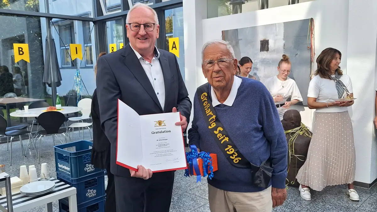 Nagolds Oberbürgermeister Jürgen Großmann (links) überreichte Wolfgang Endrich auch die Glückwünsche des Ministerpräsidenten.