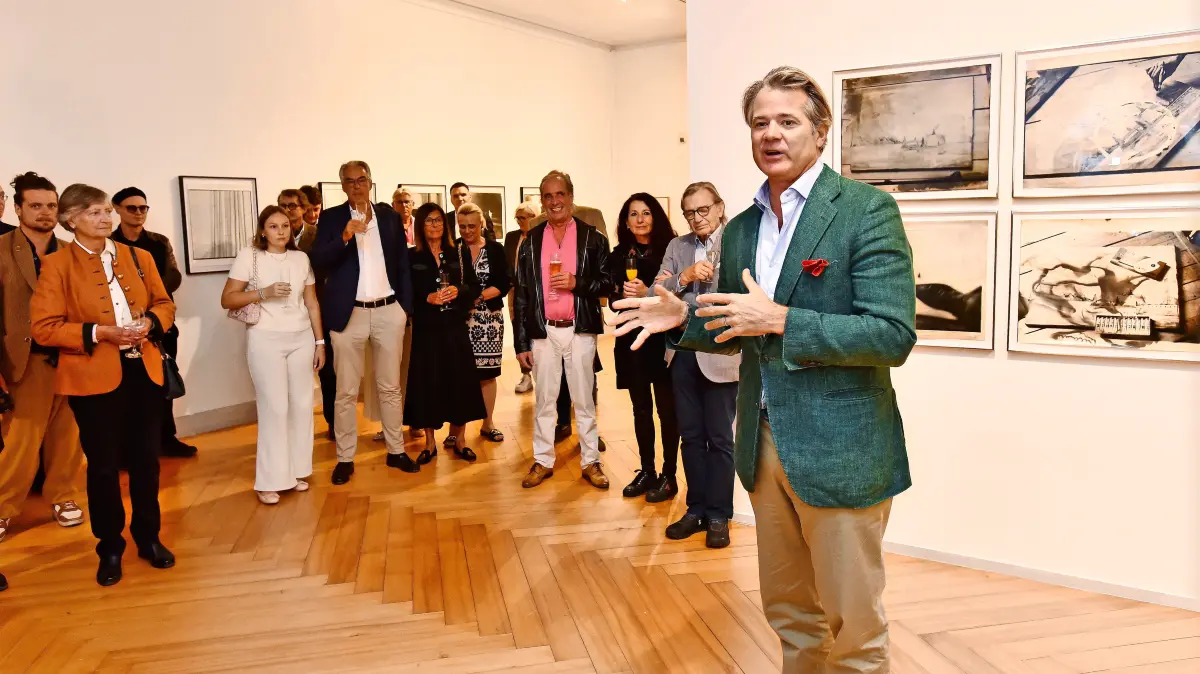 Fürst Christian zu Fürstenberg erläutert bei der Sigmar-Polke-Vernissage die ausgestellten zeitgenössischen Werke.
