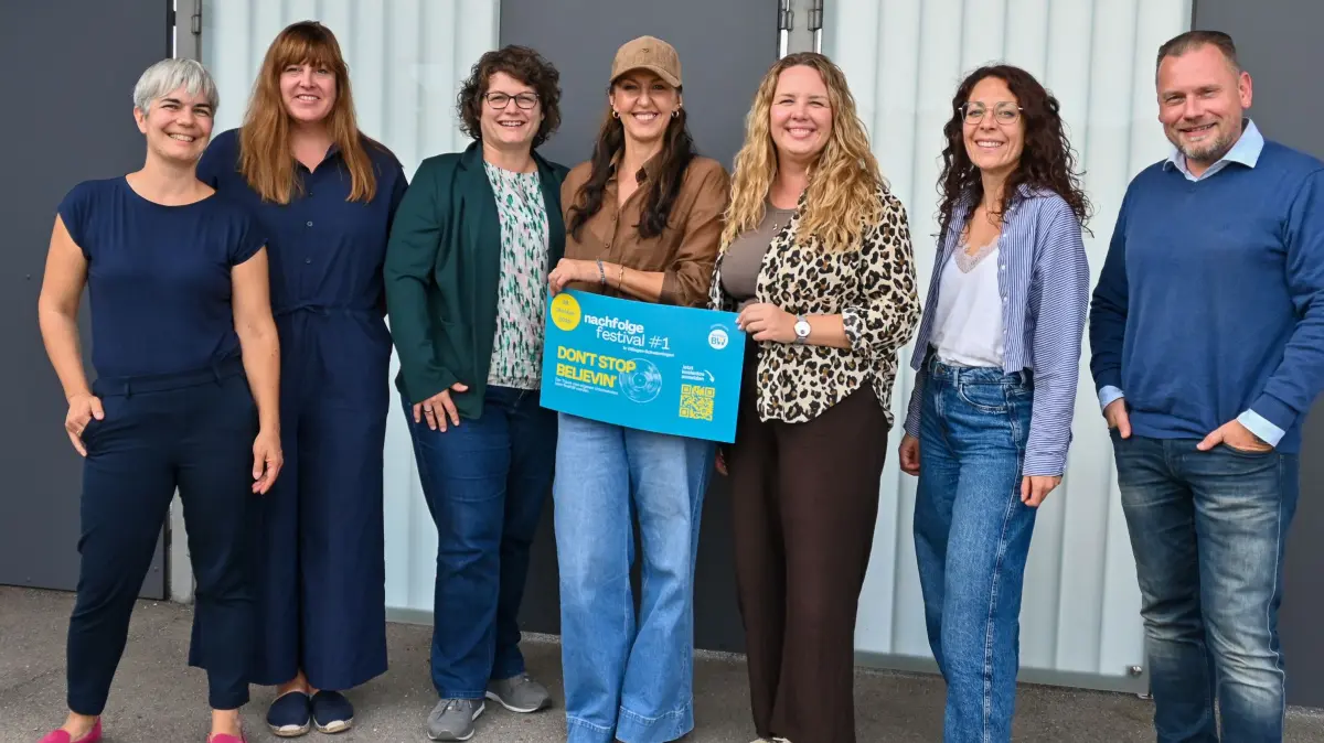 Sind bereit für das "Nachfolgefestival #1" (von links): Ursula Schulz (Gründergarten SBH), Henriette Stanley (Geschäftsführerin Wirtschaftsförderungsgesellschaft SBH), Stefanie Glunk (Prokuristin und Nachfolgerin GUK Falzmaschinen), Adela Hadžihasanović (Marketing Wirtschaftsförderungsgesellschaft SBH), Jana Kiesel (Gründergarten SBH), Diana Graupner (Leitung Veranstaltungskoordination SMA Südwest Messe- und Ausstellungs-GmbH) und Marcel Trogisch (stellv. Geschäftsbereichsleiter Innovation, Umwelt, Unternehmensförderung, IHK Schwarzwald-Baar-Heuberg, in Vertretung für Marlene Roming und Chiara Birk).