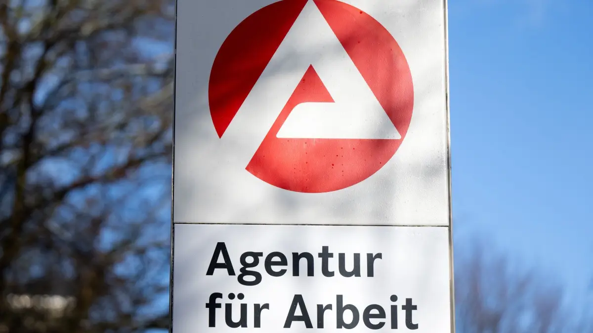 Arbeitsmarktdaten: Der Schriftzug „Agentur für Arbeit“ ist an einer Säule vor der Agentur für Arbeit zu sehen. (zu dpa: «Zahl der Arbeitslosen sinkt im September leicht»)