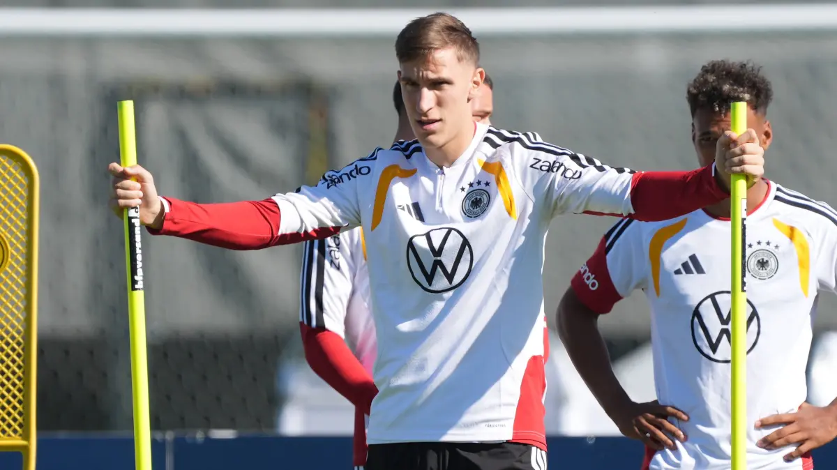 Herzo Base 30.09.2026: Deutsche Nationalmannschaft Nations League Vorbereitung, Home Ground, HerzoBase, World of Adidas, Herzogenaurach: Nico Schlotterbeck Deutschland Germany - Herzo Base 30.09.2026: Deutsche Nationalmannschaft Nations League Vorbereitung, Home Ground, HerzoBase, World of Adidas, Herzogenaurach *** Nico Schlotterbeck Germany Herzo Base September 30, 2026 German National Team Nations League Preparation, Home Ground, HerzoBase, World of Adidas, Herzogenaurach