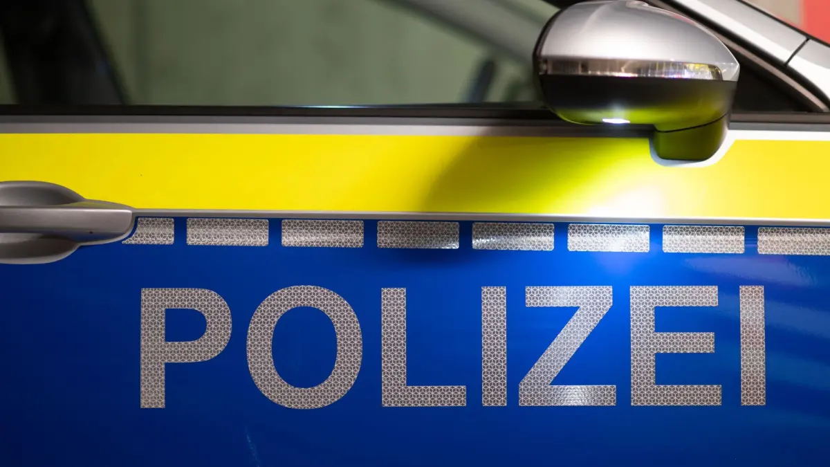 Polizeiauto: ARCHIV - 18.01.2024, Sachsen, Dresden: Das Wort Polizei ist auf der Tür eines Polizeiautos zu lesen. (zu dpa: «Schüsse bei Verhaftung: 51-Jähriger schwer verletzt») Foto: Robert Michael/dpa +++ dpa-Bildfunk +++