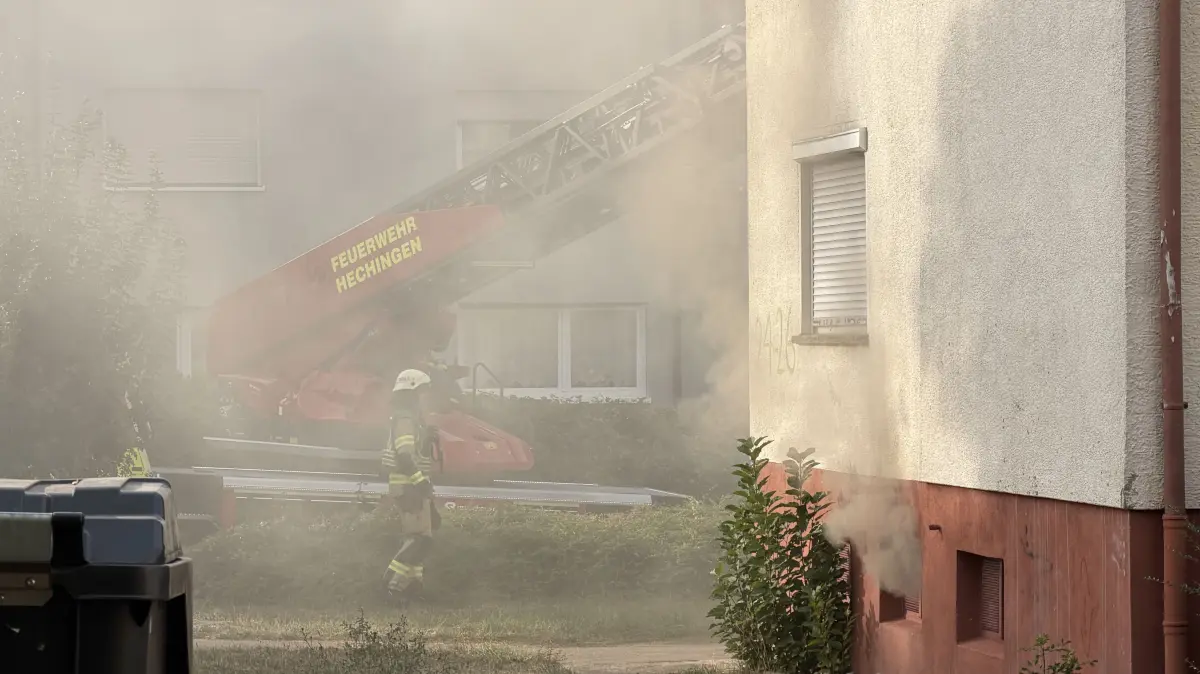 Dichter Qualm dringt am Dienstagnachmittag beim Eintreffen der Feuerwehr aus dem Kellerabteil des Mehrfamilienhauses an der Stauffenbergstraße in Hechingen.