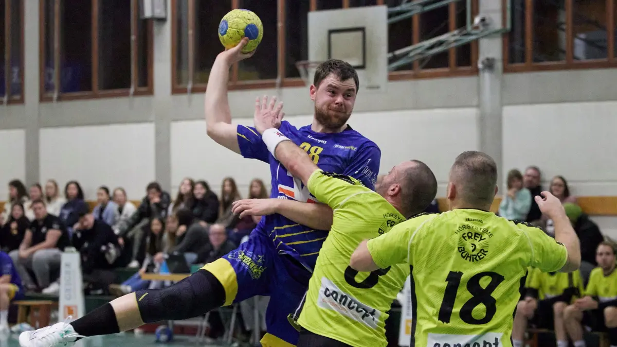Julian Broohammer (blaues Trikot) setzt zum Wurf an.