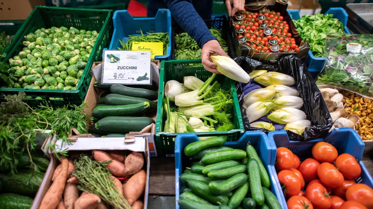 ARCHIV - 30.09.2022, Niedersachsen, Oldenburg: Ein Marktbeschicker baut seinen Obst- und Gemüsestand auf einem Wochenmarkt auf. Der Anstieg der Erzeugerpreise für landwirtschaftliche Produkte hat sich im August 2022 beschleunigt. Die Preise lagen um 34,5 Prozent höher als im August 2021, wie das Statistische Bundesamt am 14.10.2022 mitteilte. Foto: Hauke-Christian Dittrich/dpa +++ dpa-Bildfunk +++