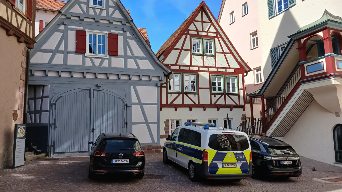 Drei Dienstfahrzeuge des Zolls parkten am Samstag hinter dem Rathaus in Calw.