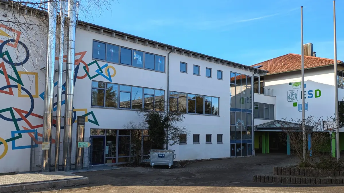 Die Dunninger Bücherei im Schulgebäude betreibt die Gemeinde. Sie wird gut angenommen. Bisher war das Ausleihen kostenlos. Das ändert sich ab dem kommenden Jahr.