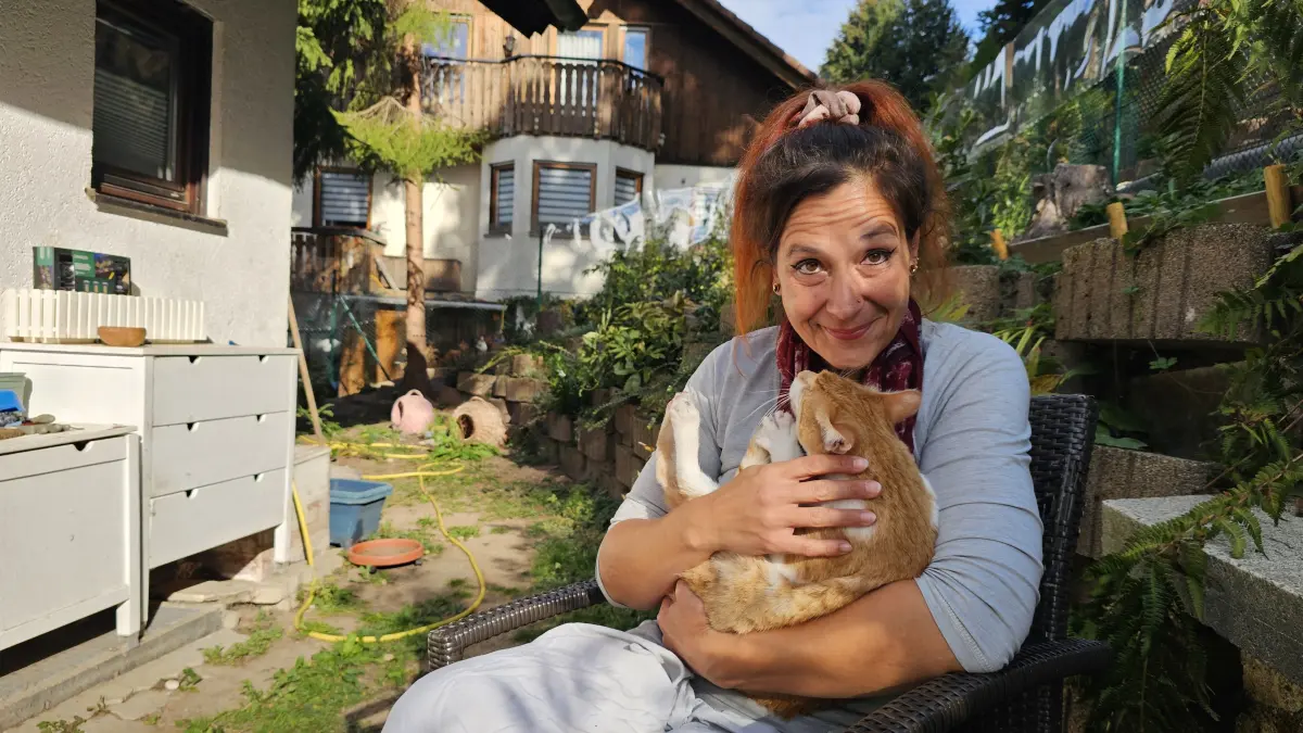 Ein riesengroßes Herz für Katzen mit Handicap hat Katharina Gimmi aus Stockmatt, hier mit ihrem Liebling, dem blinden Kater "Dr. Snuggles".