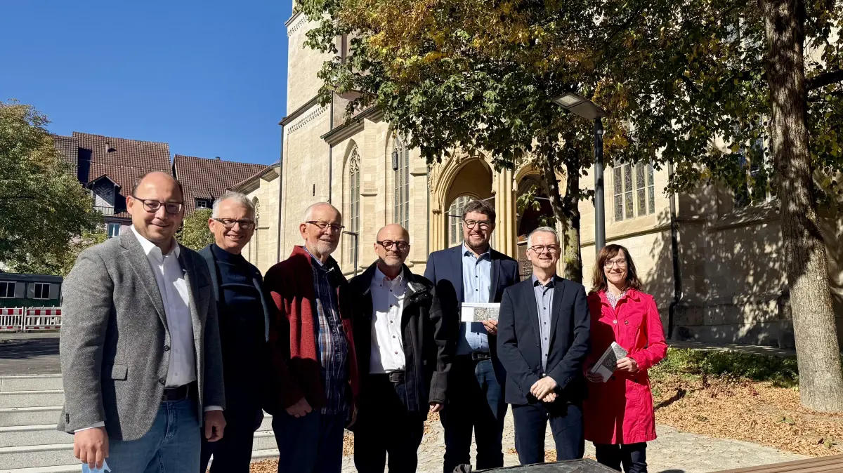 Münsterplatz (von links): Oberbürgermeister Dr. Christian Ruf, Rudolf Mager, Fachbereichsleiter Bauen und Stadtentwicklung der Stadt Rottweil, Peter Müller, Wegbereiter der Jakobuswege in der Region Rottweil, Künstler Tobias Kammerer, Johannes Waldschütz, Stabsbereichsleiter Archiv, Kultur und Tourismus beim Landkreis Rottweil, Pfarrer Timo Weber sowie Irmgard Schuhmacher ebenfalls vom Landkreis Rottweil.