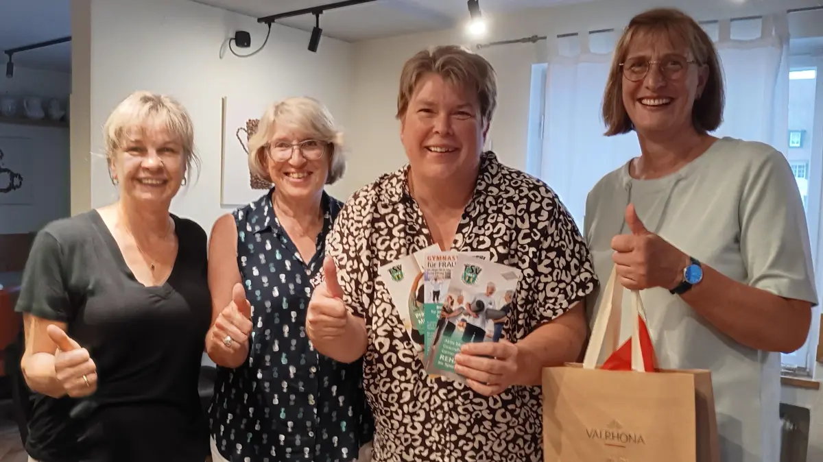 ie Vorständinnen des FrauenNetzwerks Region Freudenstadt e.V. Tanja Wetzel, Monika Stelzer-Podschwadt (v. links) und Beate Gernsheimer (rechts) freuten sich über die Vorstellung des TSV durch Alexandra Krebs (2. v. rechts).