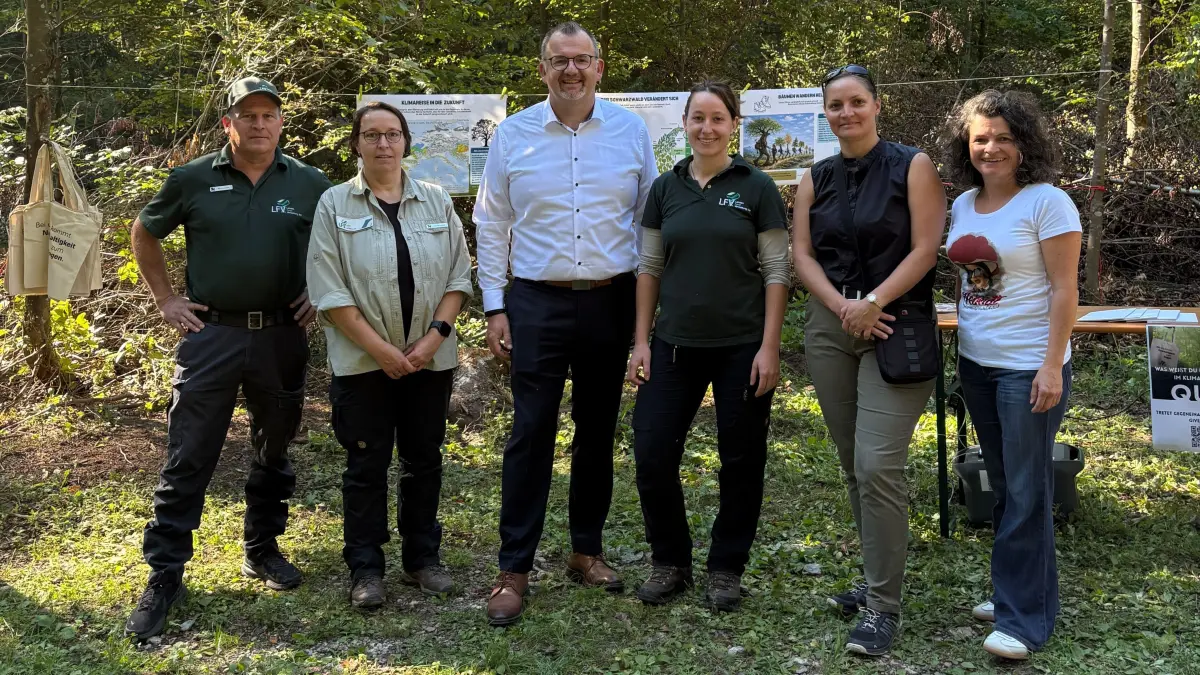 An der Klimawandel-Station informierten sich Gebietsleiter Björn Uerpmann (von links), Amtsleiterin Susanne Kaulfuß, Landrat Andreas Junt, Waldbau-Klimaberaterin Sarah Kubela, Bürgermeisterin Annick Grassi und Ortsvorsteherin Elisabeth Enderle.