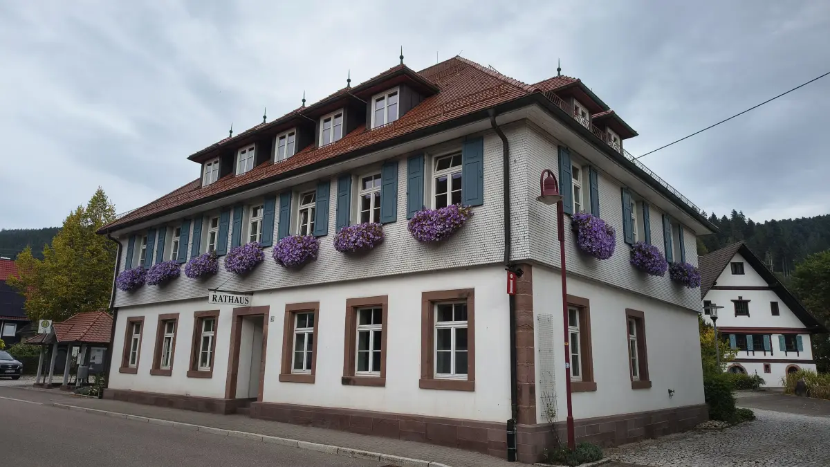 Bild zeigt das Rathaus (wollte erst den Bauhof fotografieren, aber das hätte suggeriert, dass der Bauhof schuld ist an dem Minus)