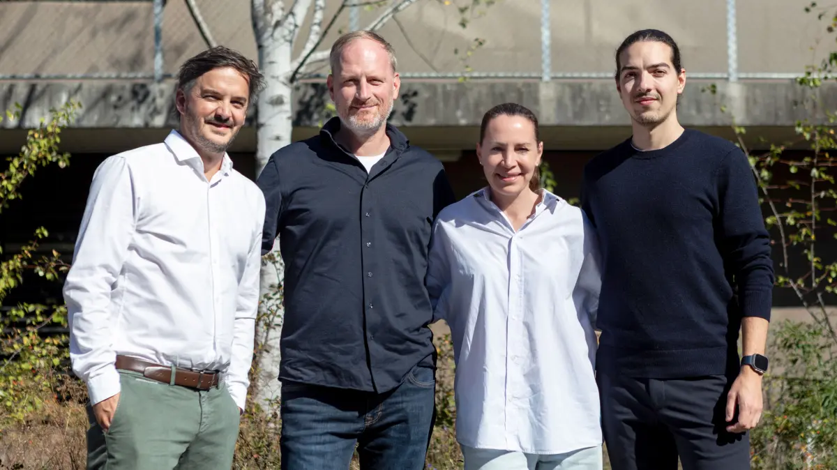 Jonas Schmid, Co-CEO von akenza, Markus Kniesel, Geschäftsführer von VEGA, Isabel Grieshaber, geschäftsführende Gesellschafterin von VEGA, und Simon Rieser, Co-CEO von akenza, freuen sich darauf, künftig ihre Stärken zu bündeln.
