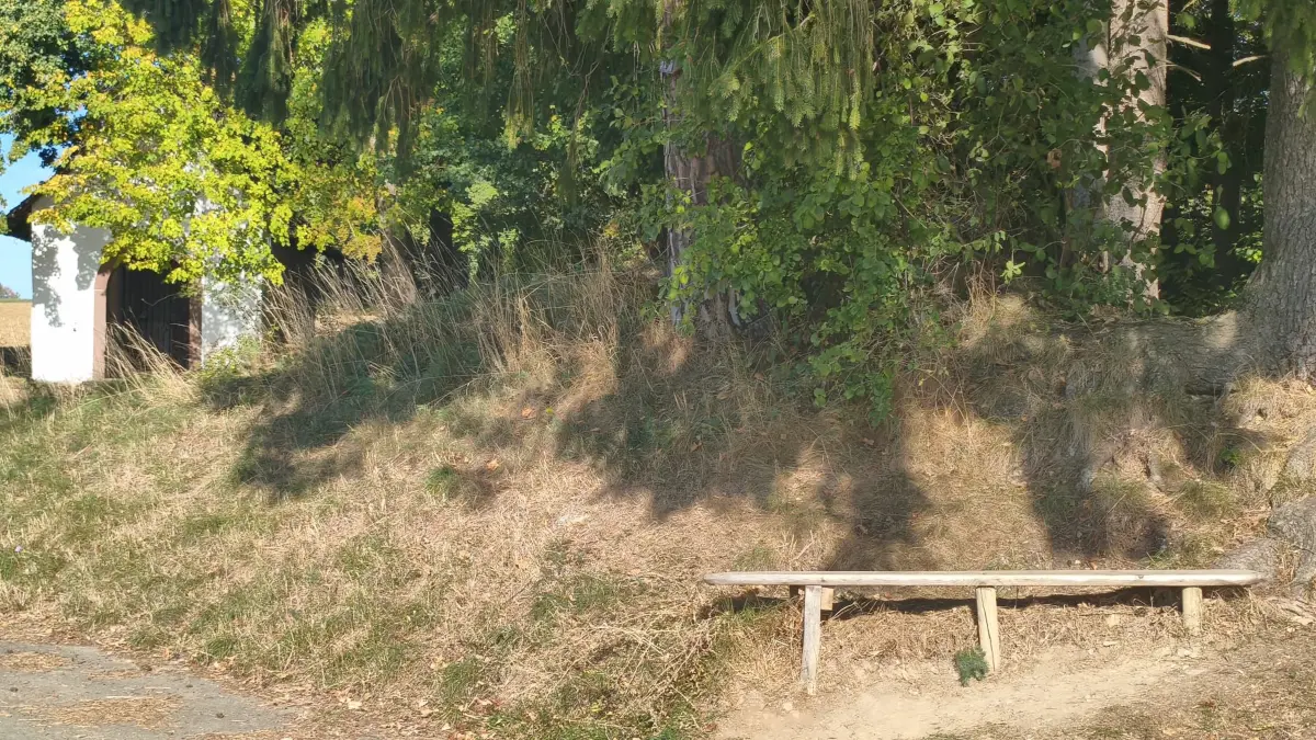 Beim Käppele in Hausen steht anstatt der Sitzbank nur noch eine Fußablage