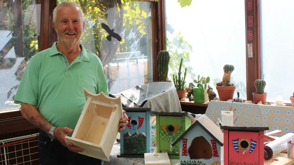 Erich Hollauf Burladingen, Rentner baut und verkauft Vogelhäuschen