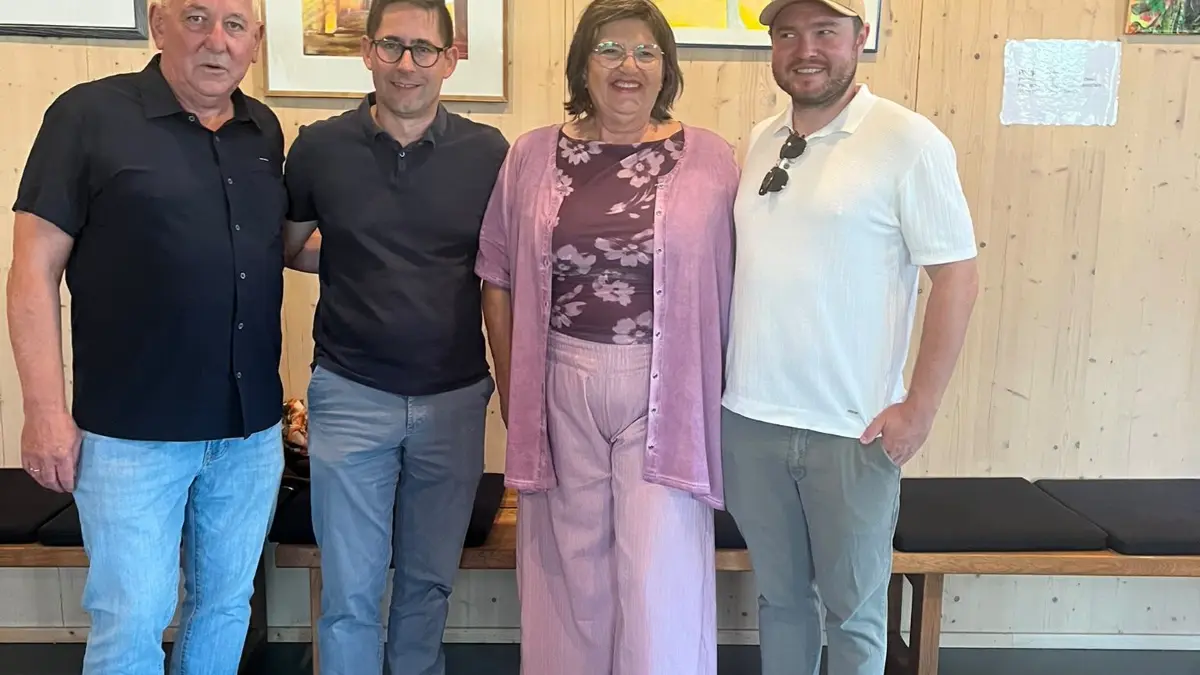 Moderator Werner Nörenberg mit den Hobbykünstler Philip Burkard, Mechthilde Balschus und Kajetan Beyer
