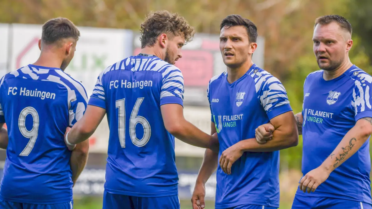 Maximilian Meier (2. von rechts) und der FCH empfangen den FC Wittlingen zum Derby.